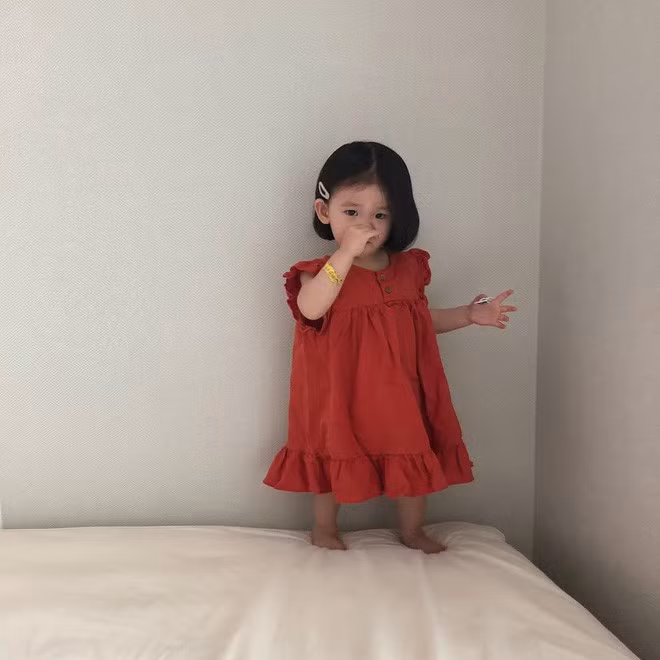 Không rõ Ainini bao nhiêu tuổi chỉ biết cô bé Hàn Quốc này cực dạn dĩ trước ống kính và thường xuyên làm người mẫu ảnh cho mẹ bán hàng quần áo trẻ em online.