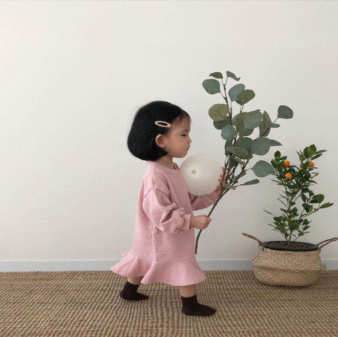 Ainini hiếm khi cười, cô bé sở hữu thần thái lạnh lùng khi chụp ảnh lookbook.