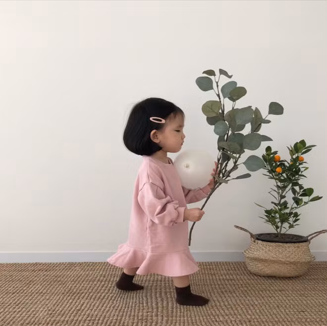 Ainini hiếm khi cười, cô bé sở hữu thần thái lạnh lùng khi chụp ảnh lookbook.