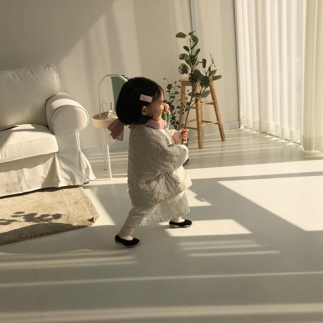 Đảm bảo, các mẹ nhìn thấy Ainini mặc đồ bơi chụp ảnh với thần thái hơn người sẽ thích mê tít mắt và nhanh tay sắm cho những thiên thần nhỏ của mình.