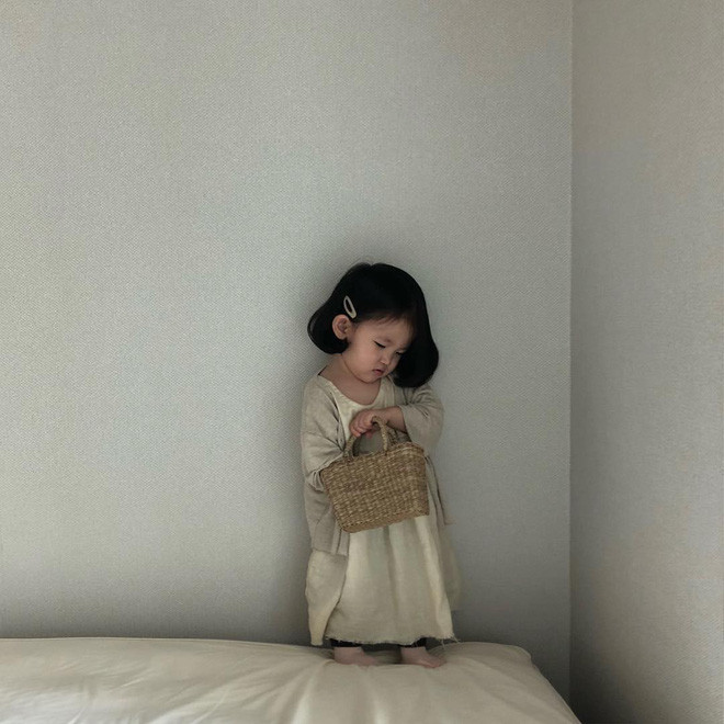 Cùng ngắm nhìn những hình ảnh của nhóc tì Hàn Quốc bỗng nổi tiếng nhờ diện đồ làm mẫu cho mẹ bán hàng online