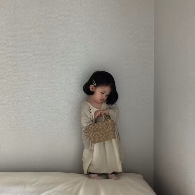 Cùng ngắm nhìn những hình ảnh của nhóc tì Hàn Quốc bỗng nổi tiếng nhờ diện đồ làm mẫu cho mẹ bán hàng online