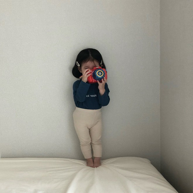 Mùa xuân thì Ainini diện váy diệu dàng, mùa đông thì cô bé khoác lên mình đủ loại áo khoác, áo dạ thời trang. Còn hè đến, cô bé này tự tin diện những bộ bikini trẻ em liền thân siêu đáng yêu.