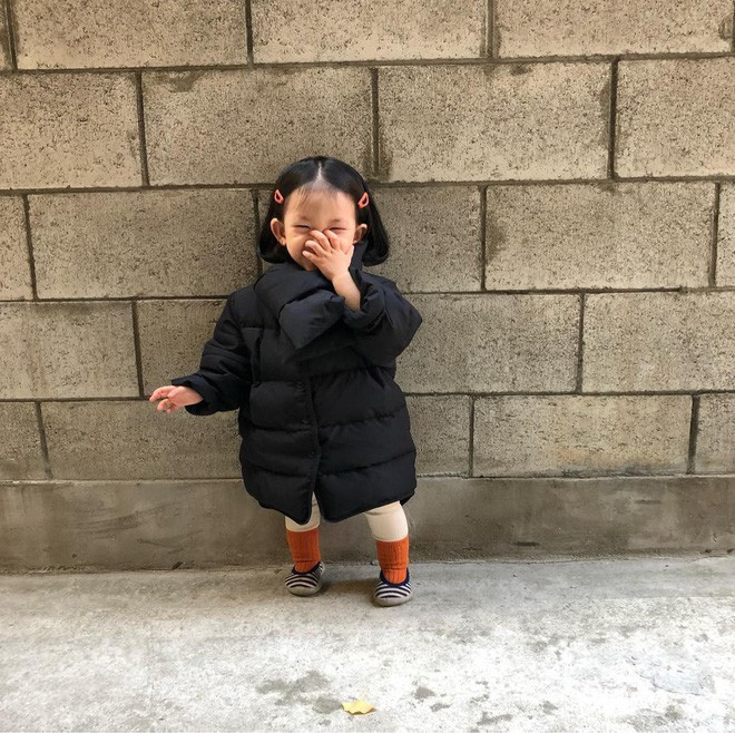 Chỉ diện đồ cho mẹ chụp ảnh thôi mà Ainini có đến 88.000 lượt người theo dõi trên Instagram.