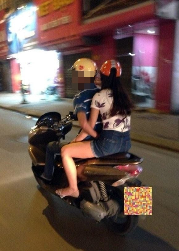 Nhiều người từng bình luận tếu táo rằng: "Khi các anh chàng cầm lái mỏi tay thì phải "thò tay" lên đùi bạn gái ngồi sau để lấy năng lượng cho hành trình tiếp theo". Điều này khiến nhiều người đi đường cảm thấy ngại thay cho 2 nhân vật chính