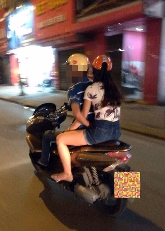 Nhiều người từng bình luận tếu táo rằng: "Khi các anh chàng cầm lái mỏi tay thì phải "thò tay" lên đùi bạn gái ngồi sau để lấy năng lượng cho hành trình tiếp theo". Điều này khiến nhiều người đi đường cảm thấy ngại thay cho 2 nhân vật chính