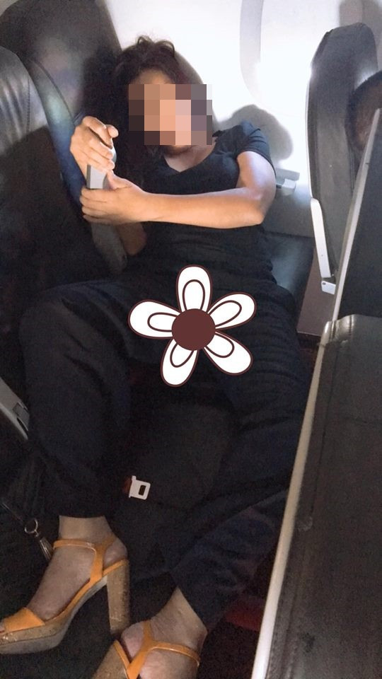 Thậm chí, các bạn trẻ còn vô tư tạo dáng tư thế ngủ bá đạo của mình trên các phương tiện di chuyển công cộng như xe buýt, xe khách hay máy bay.