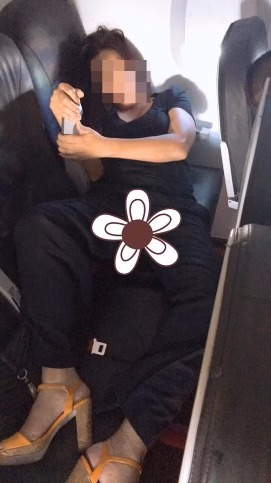 Thậm chí, các bạn trẻ còn vô tư tạo dáng tư thế ngủ bá đạo của mình trên các phương tiện di chuyển công cộng như xe buýt, xe khách hay máy bay.