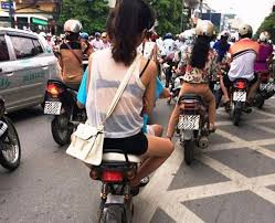 Không ít lần dân mạng đã đề cập đến thời trang xuống phố của giới trẻ, đặc biệt là các bạn nữ khi họ diện những bộ đồ không thể mỏng hơn hay không thể rách hơn giữa chốn đông người.