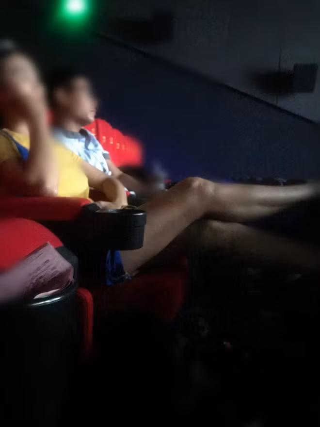 Rạp chiếu phim cũng là một địa điểm công cộng "nóng", các bạn trẻ tiếp tục thể hiện sự "vô duyên" và thiếu tôn trọng người xung quanh bằng nhiều hành động trong đó có việc gác chân lên ghế.