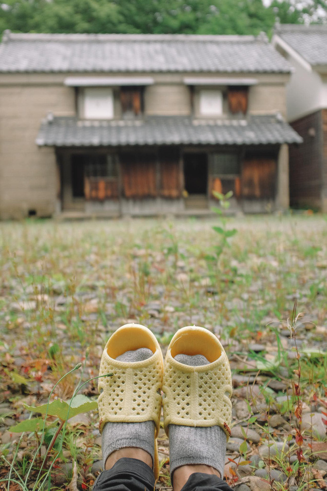 Đứng trước câu hỏi bao giờ sẽ thay đổi phong cách, Sơn Tùng hóm hỉnh chia sẻ: "Đi tiếp chừng nào mòn dép cái mũi rách rách mỏng dính bén ngót được như ông ngoại ở nhà thì mới là ghê, chứ đây thì nhằm nhò gì".