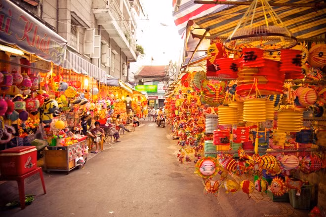 Được mệnh danh là "thiên đường lồng đèn", phố lồng đèn Nhữ Học nằm trên đường Trần Hưng Đạo - Lương Nhữ Học, quận 5, TP HCM. Đây là điểm đến của đông đảo người dân khi Trung thu về. Màn đêm buông xuống cũng là lúc những chiếc đèn lồng được thắp lên sáng rực một góc đường.