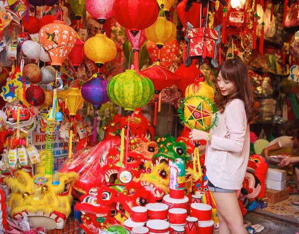 Cũng trong khuôn viên của lễ hội Trung thu phố cổ, các bạn trẻ còn có thể dạo bước qua con phố Hàng Mã, nơi có rất nhiều đèn lồng và những mặt nạ hình thù bắt mắt.