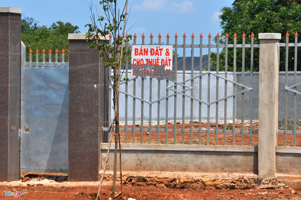 Người dân xây móng, tường rào bao quanh trên đất nông nghiệp treo biển bán đất và cho thuê trên đường vành đai phía Tây TP Buôn Ma Thuột.