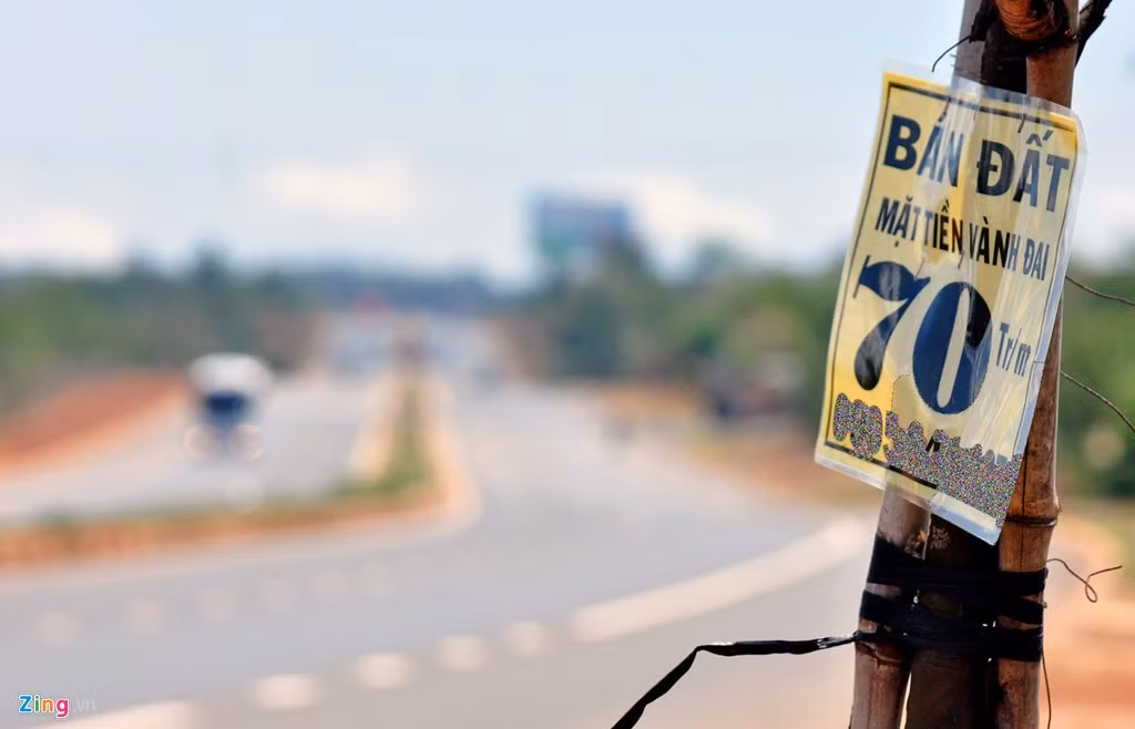 Một hộ dân treo biển bán đất nông nghiệp trên đường vành đai TP Buôn Ma Thuột với giá 70 triệu đồng/m2. Ông Hồng (chủ mảnh đất), mảnh đất rẫy nông nghiệp có bề ngang 20m, dài 30 m cách mặt đường vành đai khoảng 200 m có giá khoảng 1,4 tỷ đồng (70 triệu đồng/m ngang) đã có khách đặt cọc tiền để mua.
