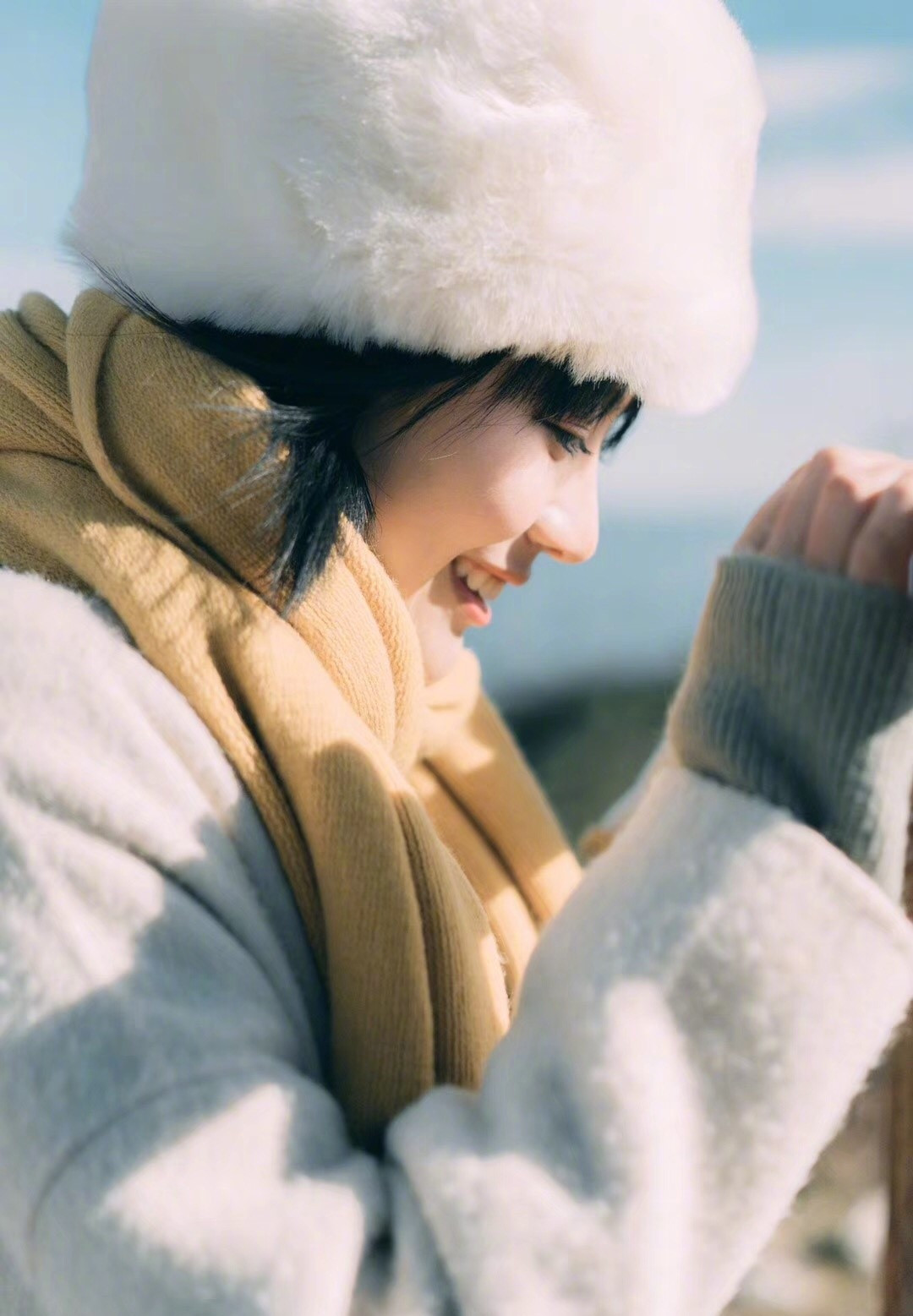 Bình thường cô nàng không theo phong cách nhất định nào cả. Khi thì nhẹ nhàng, điệu đà vô cùng, lúc lại quyến rũ, cuốn hút bất ngờ, và cũng có những bộ hình, Hiểu Nhiễm trông vô cùng bụi bặm, cá tính.