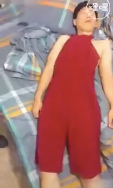 Với các chủ shop online thì việc chuẩn bị ảnh chụp hàng thật lắm lúc cũng gian nan, vất vả lắm. Hàng mới về, chưa thuê được mẫu, được thợ ảnh để chụp lookbook mà khách cứ nằng nặc đòi xem hàng.