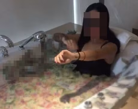 Mới đây, đoạn clip về một cô gái ở Sài Gòn dùng hơn 1 tỷ đồng để tắm tiền khiến nhiều người thấy choáng. Trong đoạn clip đăng trên Facebook cá nhân, cô gái xưng tên H. ngồi trong bồn tắm, trên thành bồn là nhiều tờ tiền 500.000 ngàn đồng, trong bồn tắm là các tờ tiền mệnh giá 200.000 đồng và 100.000 đồng, hiếm thấy mệnh giá thấp hơn. (Ảnh chụp từ clip)