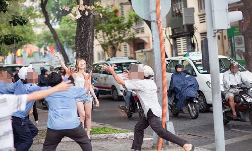 Vào tháng 9/2015, một cô gái trẻ đã gây náo động đường phố Sài Gòn khi cầm xấp tiền tung lên trời khiến những người xung quanh cùng nhau vây lấy và nhặt tiền. Cô gái vung tiền hết lần này tới lần khác và tỏ ra khá thích thú với hành động của mình. (Ảnh cắt từ clip)