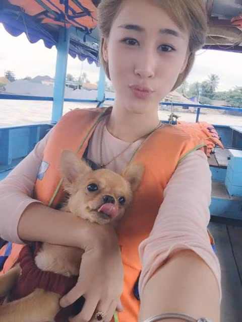 Được biết, cô gái chơi trội này có tên Trương Quỳnh Tiên (SN 1996). Hiện cô đang sinh sống và làm việc tại TP.HCM với vai trò người mẫu ảnh.