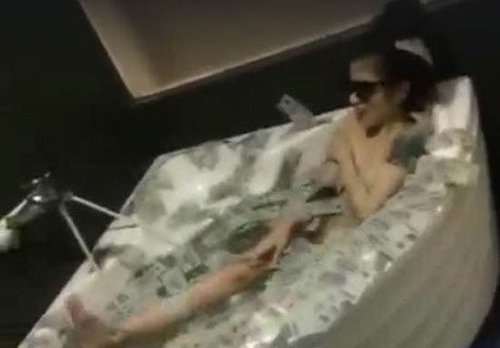 Hồi tháng 8 vừa qua, một đoạn clip quay cảnh cô gái khỏa thân tắm trong bồn ngập tiền đã gây xôn xao trên rất nhiều fanpage nổi tiếng, quen thuộc với dân mạng Việt. Được biết đoạn clip được chủ nhân - cô gái nằm trong bồn - chủ động đăng tải lên trang cá nhân trước khi được lan truyền rộng rãi. (Ảnh cắt từ clip)