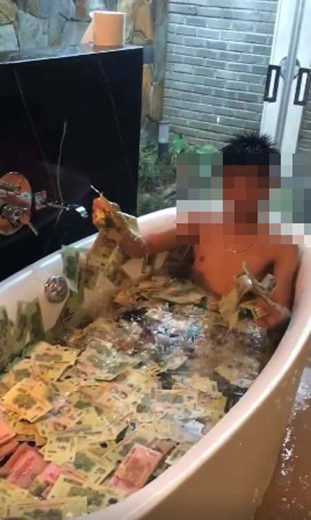 Theo tờ Thế giới trẻ, anh chàng này có tên P.Q.T, 18 tuổi, hiện đang sinh sống và làm việc tại Hà Nội. Trang cá nhân của anh chàng này cũng có được lượt theo dõi lớn với gần 200.000 lượt follow. (Ảnh chụp từ clip)