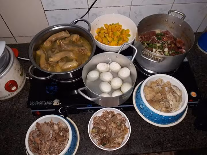 Nickname Hải An bình luận rằng: "Người con chẳng có mà ăn như này nữa. Thời thế đảo lộn cả, chó là vật nuôi bây giờ còn được cung phụng hơn cả bố mẹ. Chắc gì bố mẹ được con cái thường xuyên mua cho những đồ này ăn tẩm bổ. Hoang phí! thừa thãi".