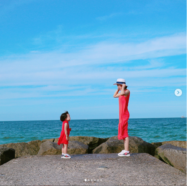 Hình ảnh mẹ con Hye Ju mặc ton-sur-ton chiếm trọn tình cảm của cộng đồng mạng.