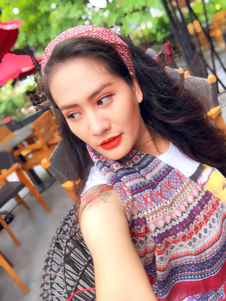 Tuy nhiên, bỏ ngoài tai những lời nói không hay về mình, Minh Cúc không quên gửi lời cám ơn tới cộng đồng mạng khi đã dành sự ưu ái khi chú ý tới mình và tỏ ra thực sự bất ngờ khi chỉ từ một bức ảnh tự sướng vui vui của mình lại được nhiều người quan tâm đến thế.