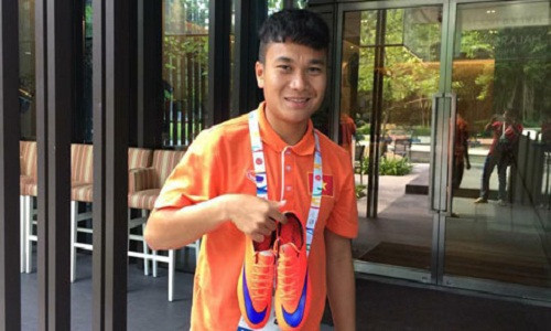 Trần Phi Sơn U23 Việt Nam sắm đôi giầy mới mong đổi vận - Hình 2 Tran Phi Son U23 Viet Nam sam doi giay moi mong doi van-Hinh-2