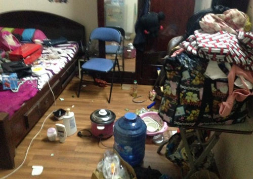 Bên cạnh đó, cũng có không ít những căn phòng khác lộn xộn không kém bị khoe ngay dưới bài đăng.