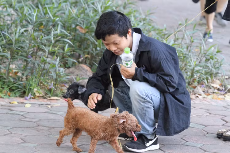 Cho khong ro mom tung tang tren pho di bo ho Guom dip cuoi tuan