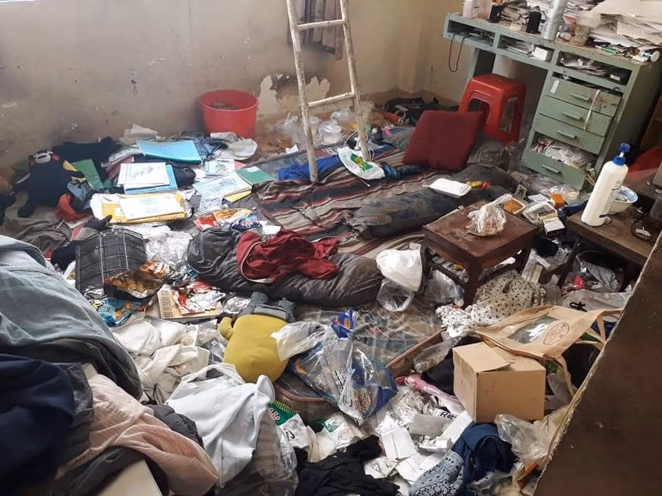 Đáng chú ý nhất là chiếc nệm nằm ngủ. Nó đã cũ mèm và đen sì vì quá bẩn bụi. Tứ phía xung quanh nào là túi nilon đựng rác, quần áo bẩn, vỏ chăn gối, gấu bông, nào là đồ ăn đồ uống vẫn bày bừa trên bàn.