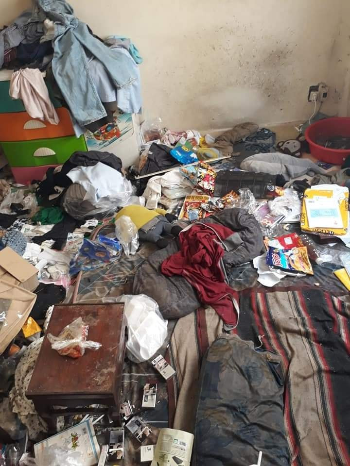  Căn phòng có một chiếc đệm để nằm, bàn ghế, quần áo vứt tứ tung, bừa bãi còn xung quanh là đầy đủ các loại rác thải. Trên mặt sàn nhà, gia chủ bày bừa đủ loại rác từ vỏ chai nước suối, giày dép, quần áo…cho đến sách vở.