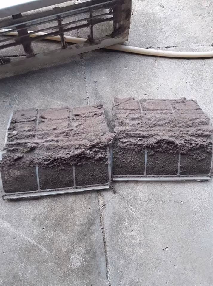 Cụ thể, trên MXH một anh chàng thợ sửa điều hòa được gọi đến căn phòng trọ và sau đó đã ghi lại hình ảnh trong phòng kèm theo dòng trạng thái: "Căn phòng như vậy nhưng vẫn nhớ vệ sinh máy lạnh định kì. Cứ ngỡ những căn phòng này chỉ có trong tưởng tượng. Nhưng nay đã được gặp ngoài đời thật. Hình ảnh có thật 100% và được 1 đồng nghiệp của mình chụp lại''.