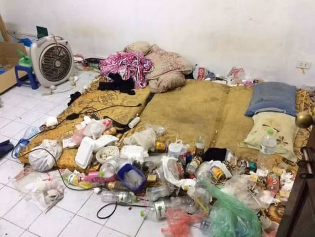 Trước những hình ảnh hết sức sống động về hàng loạt căn phòng trọ bừa bãi, lộn xộn ngang bãi chiến trường, nhiều người không khỏi thở dài ngao ngán: "Đây là chỗ dành cho người ở thật sao?", "Họ đang tính tham dự cuộc thi "ai mới là người ở bẩn nhất" đấy hả?", "Cứ tưởng là vừa đi lạc vào bãi rác nào chứ!".