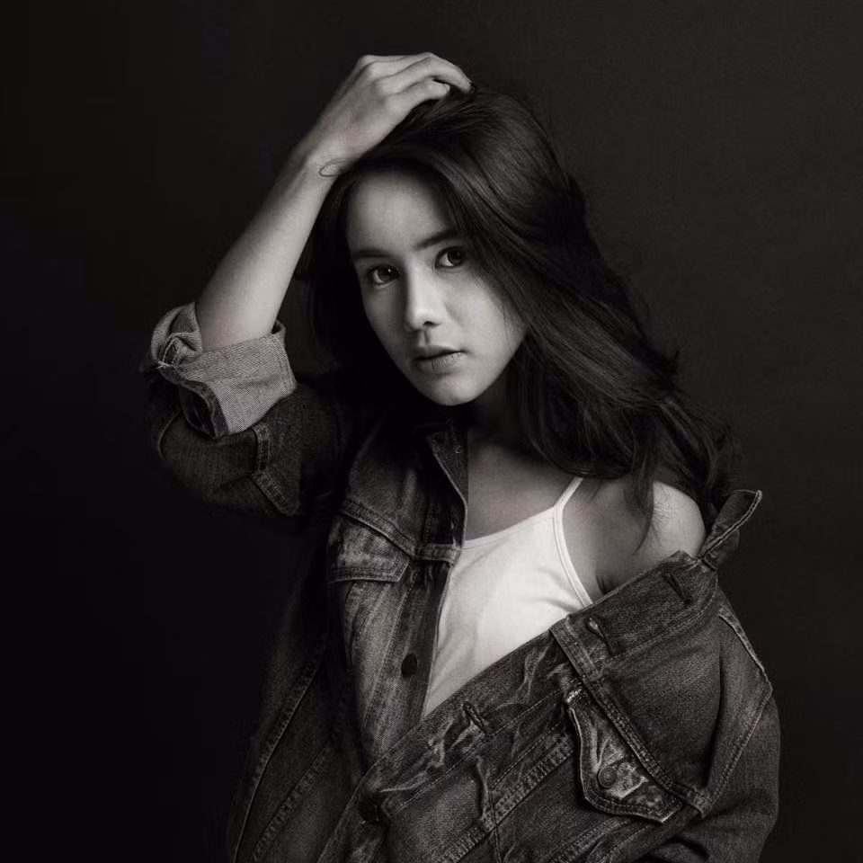 Tâm huyết với nghề, vậy nên cô nàng từng tốt nghiệp trường Luật này cũng xin được làm ở nhiều chỗ khác nhau để có thể cọ xác với nghề, gắn bó với nghề gần hơn.