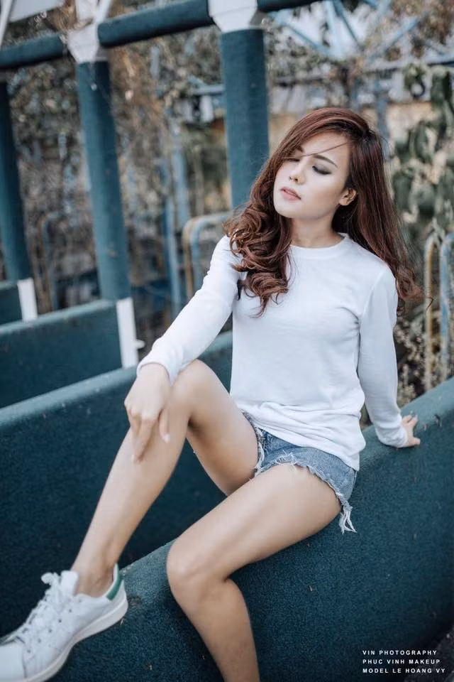 Cùng với đó, cô nàng nữ sinh trường Luật cũng lọt vào mắt xanh của giám đốc studio áo cưới. Từ đây Hoàng Vy bén duyên với nghề mẫu, ban đầu là những bộ ảnh cưới, quay clip, bây giờ cô nàng có thể tự tin sải bước trên sàn catwalk.