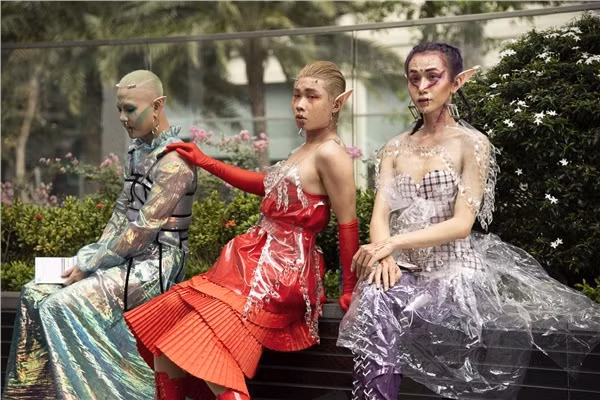 Tuy nhiên, cũng trong sự kiện Tuần lễ thời trang Quốc tế 2019 CĐM hoang mang khi xuất hiện phong cách thời trang khá kinh dị, điển hình như 3 chú yêu tinh tai nhọn trên ảnh.