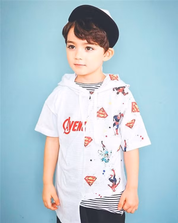 Hàng lông mi cong vút khiến chị em phải phát hờn vì ghen tị vì nhóc tỳ siêu xinh này.