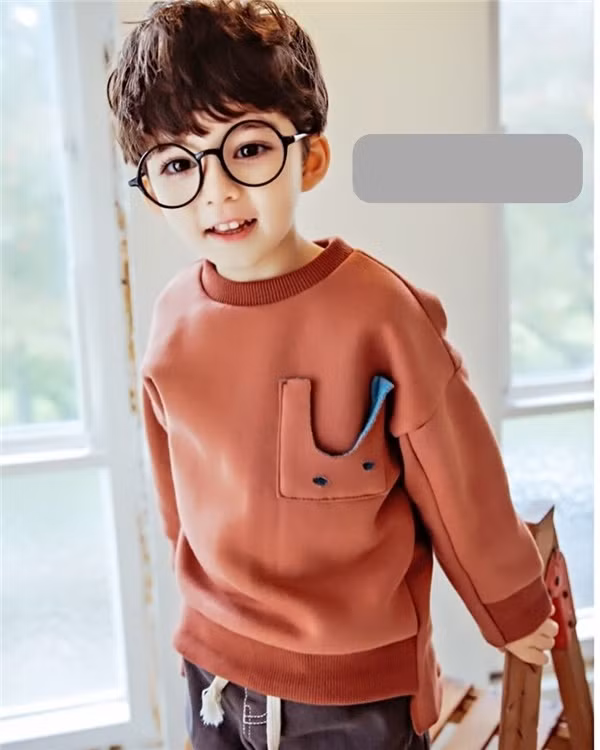 Cooper giờ được hơn 4 tuổi, cậu bé bắt đầu lộ rõ những đường nét thu hút trên gương mặt. Làn da trắng sứ, đôi mắt to, đen láy, hàng lông mi dài cong vút cùng mái tóc bồng bềnh lãng tử giúp "thiên thần nhí" trở nên vô cùng cuốn hút người nhìn.