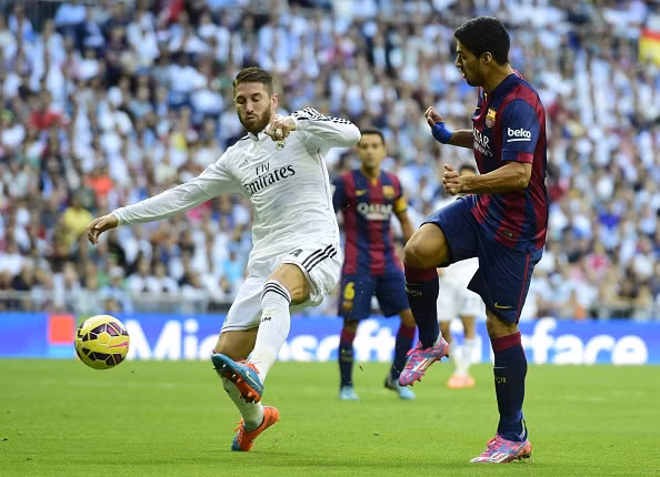 Rất nhiều trung vệ đẳng cấp đã góp mặt trong những trận cầu siêu kinh điển thế kỉ 21 nhưng Sergio Ramos đã gây ấn tượng bằng lối chơi dũng mạnh và khả năng hỗ trợ tấn công tuyệt vời.