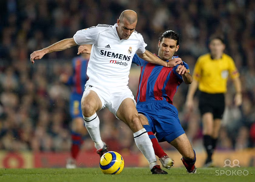 Zinedine Zidane (Real Madrid) được xem là một trong những tiền vệ hay nhất lịch sử bóng đá thế giới. Ngoài lối chơi hào hoa, cựu danh thủ người Pháp còn sở hữu nhãn quan chiến thuật cực tốt. Zizou từng ghi bàn loại Barca khỏi bán kết Champions League 2001/2002 và cũng chính anh giúp Real Madrid lên đỉnh cao châu Âu sau khi ghi bàn hạ gục Leverkusen ở trận chung kết.