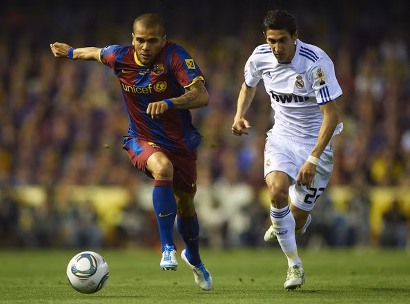 Ngoài tài năng thì hậu vệ Dani Alves (Barca) còn là cầu thủ nhiều tiểu xảo và tinh quái. Chính tình huống ăn vạ của cầu thủ người Brazil này đã khiến Pepe (Real Madrid) phải nhận chiếc thẻ đỏ trong trận El Clasico tại bán kết UEFA Champions League 2010/2011.