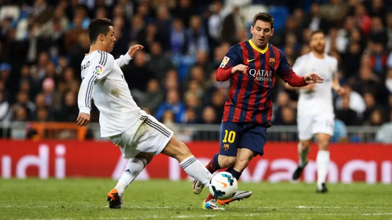 Lionel Messi đang nắm giữ 3 kỷ lục tại El Clasico đó là cầu thủ ghi bàn nhiều nhất, kiến tạo nhiều nhất và lập hat-trick nhiều nhất. Hiện Messi đứng thứ 9 trong danh sách cầu thủ dự El Clasico nhiều nhất với 30 lần ra sân.