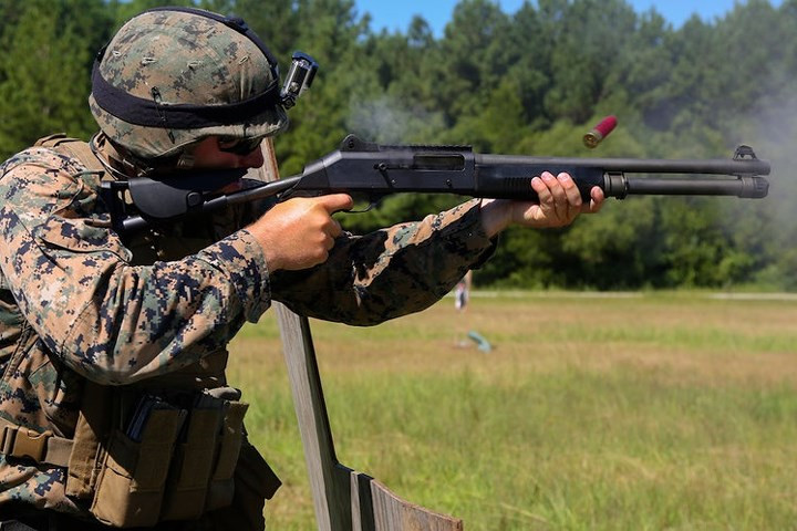 Súng bắn đạn ghém (shotgun) M1014.