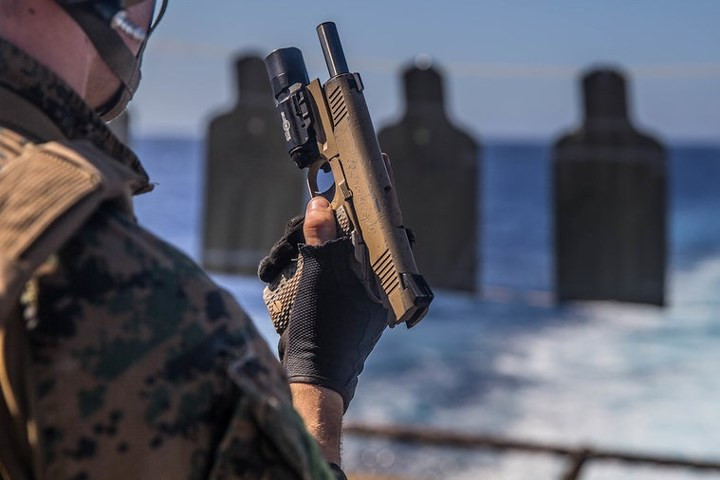 Khẩu súng ngắn Colt M45A1 bán tự động dùng cho cận chiến.