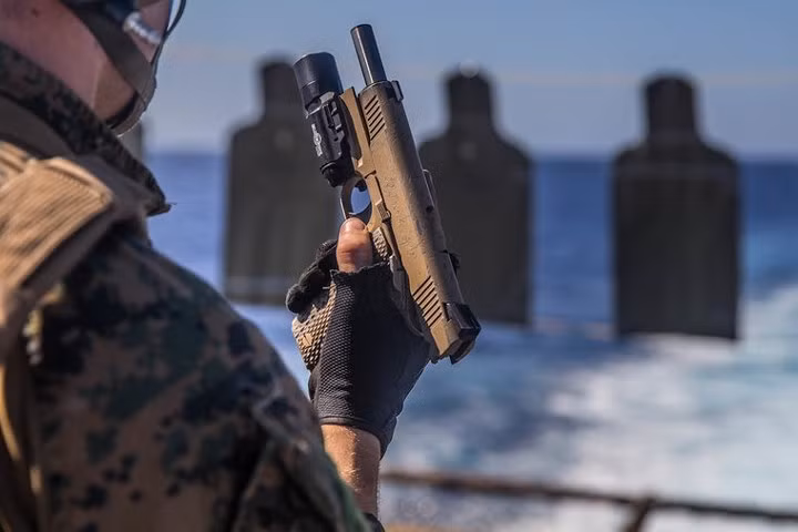 Khẩu súng ngắn Colt M45A1 bán tự động dùng cho cận chiến.