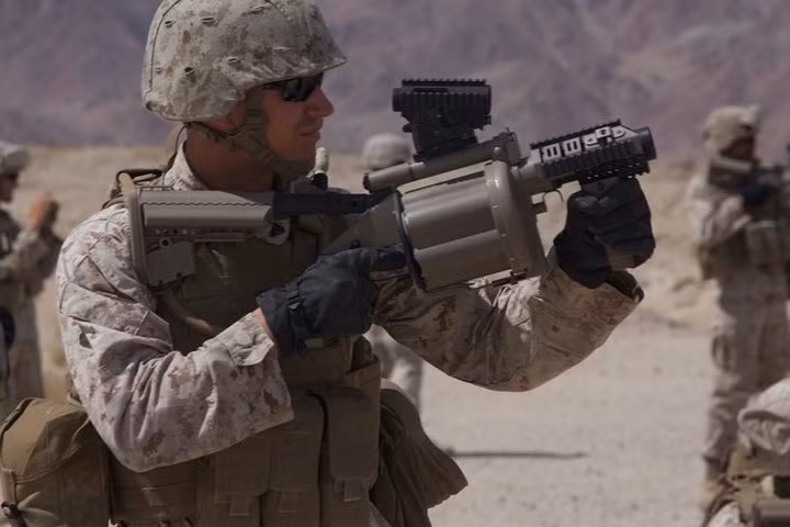 Súng phóng đa lựu M32A1 có hộp đạn chứa được 6 quả lựu đạn cỡ 40mm với tầm phóng tối đa là 800m.