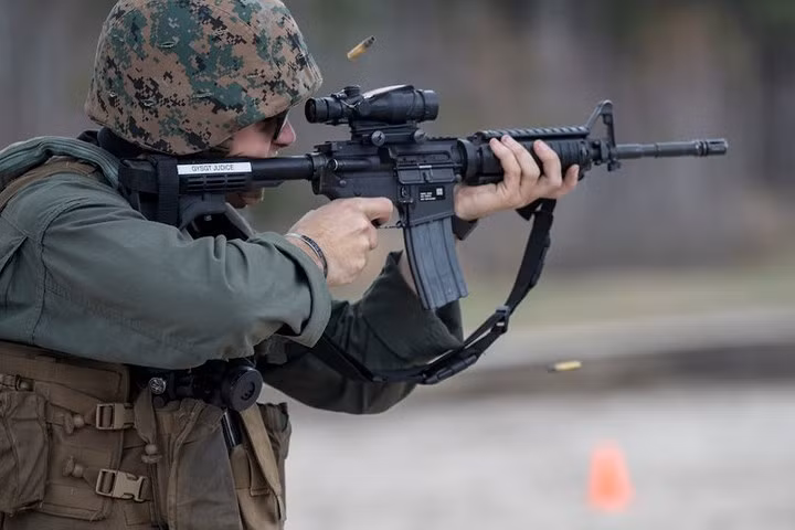 Khẩu carbine M4 là phiên bản ngắn hơn của súng M16A2.